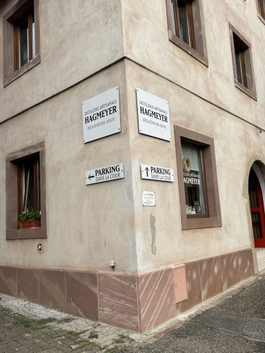 Bâtiment avec plusieurs panneaux de noms sur un coin de rue.